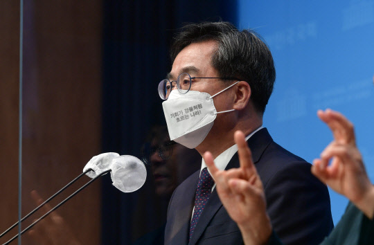 무소속으로 제20대 대선 예비후보에 등록한 뒤 '새로운 물결' 창당을 준비 중인 김동연 전 경제부총리가 9일 국회 소통관에서 '2호 공약(미래대비 1호)' 발표를 하고 있다.국회사진기자단·연합뉴스